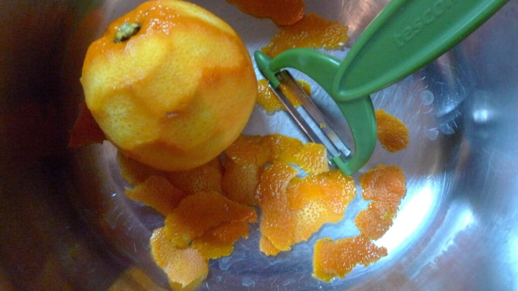 Nella foto si vede lo sbucciapatate che sta pelando la buccia delle arance.