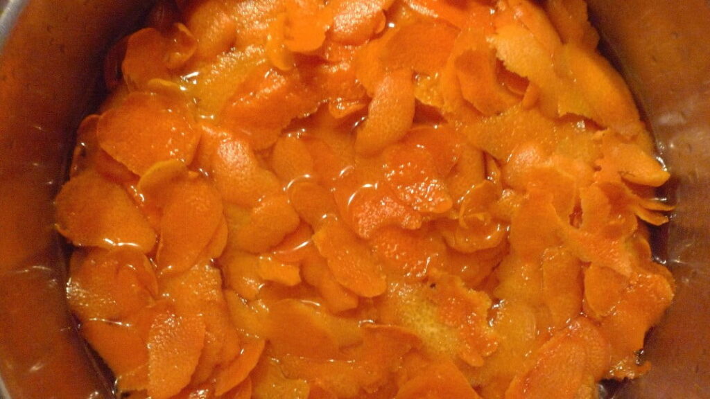 Nella foto si vedono le bucce delle arance che bollono.
