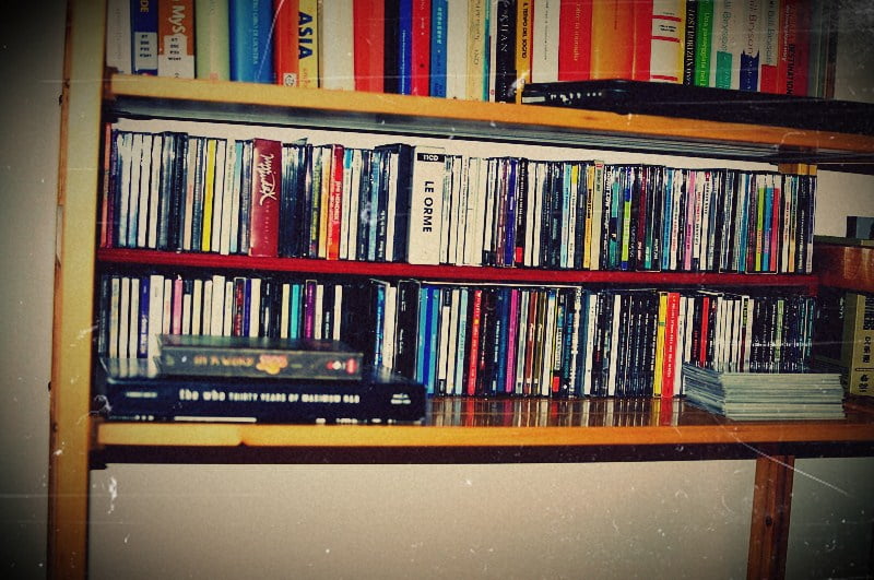 Quasi 200 CD su un ripiano della libreria, grazie al raddoppiamento dello spazio ottenuto tramite il semplice ripiano