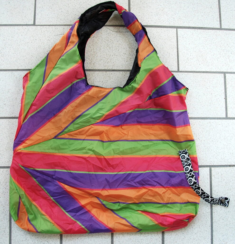 Una borsa colorata realizzata da un ombrello trovatello.