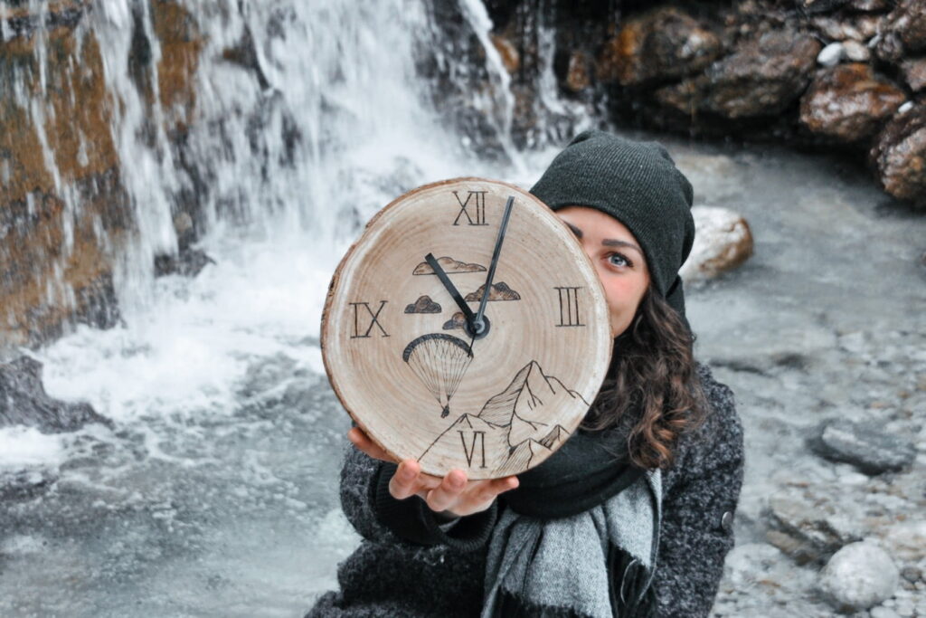 Annalisa con un suo orologio in legno